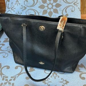 Great Coach tote with pockets inside, very professional looking bag .